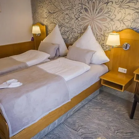Gaestehaus Und Cafe Zur Silbernen Kanne 3*